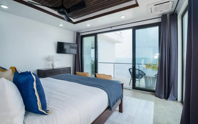 Spacious 4-bed Villa in Placencia Village w Pool