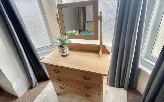 Great family flat just 10 mins walk to beach