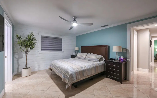 Tropical Naples Hideaway - 1 Mi to Beaches!