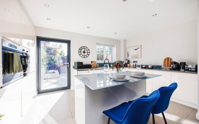 Large 4 Bed Townhouse in Uxbridge Sleeps 9