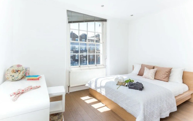 Gloucester Terrace by Lime Street