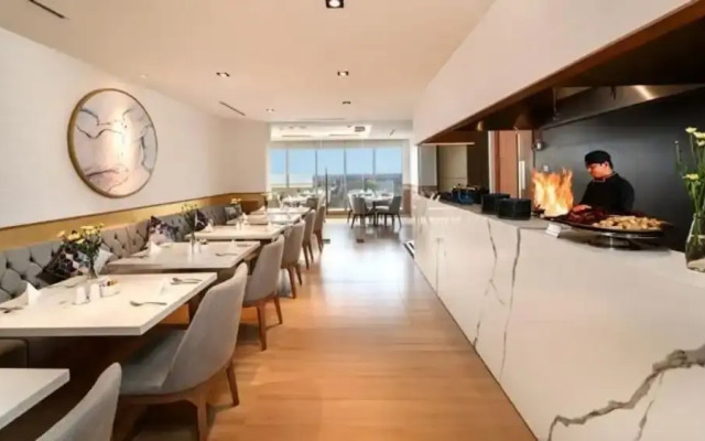 Three-bedrooms, Oakwood Apartments Pik Jakarta