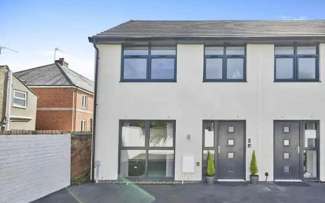 Modern 2 Bedroom House With Free Gated Parking