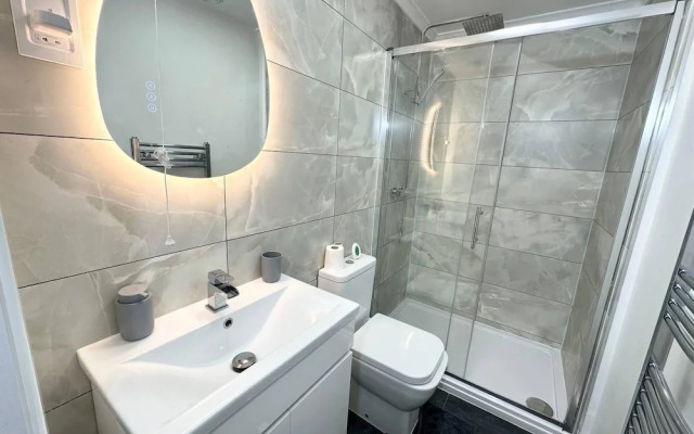 Southsea 5-bed Seaside Retreat- Sleeps 11 & Garden