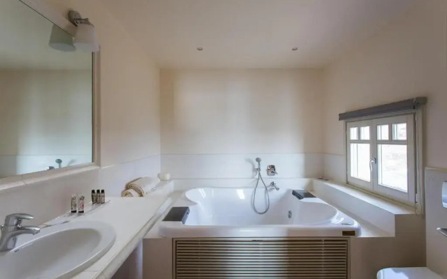 Villa Itis Luxury Suite with Balcony, Panoramic View & Jacuzzi