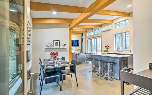 Heated Swim Spa! 15-acre Cabin on Skykomish River