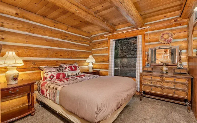 The Log Home Quintessential Log Cabin in Ynp!