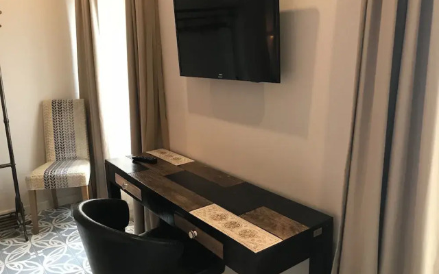 Royal Beach Hostel & Suites