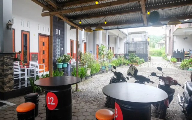 RedDoorz @ Jalan Dieng 3