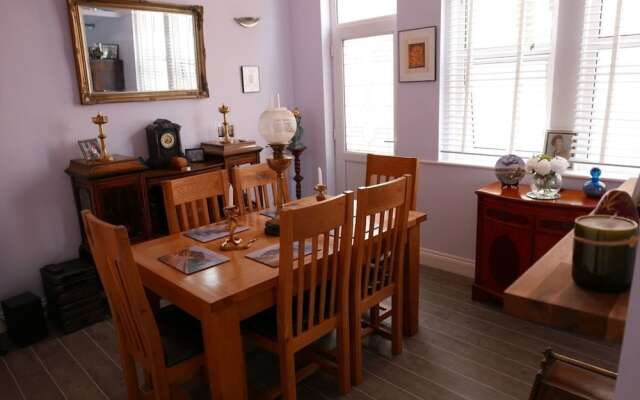 Elegant Edwardian 4-Bed House in Swanage Sea Views