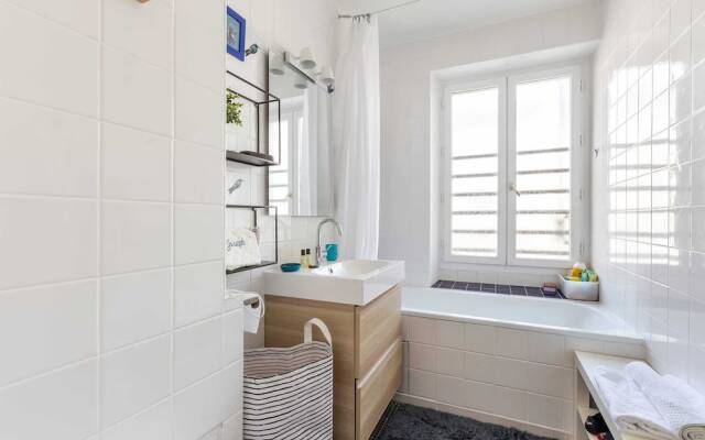 Warm and Homely Duplex Near Montmartre, Fits 5