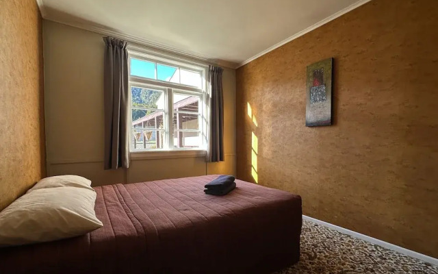 The Crossing Lodge and Backpackers