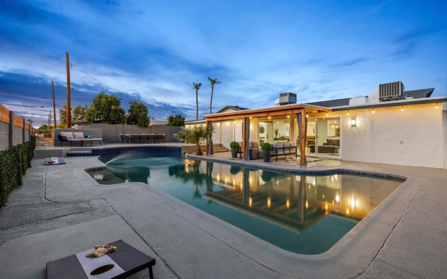 Desert Dreaming Deluxe Retreat w Pool Putt