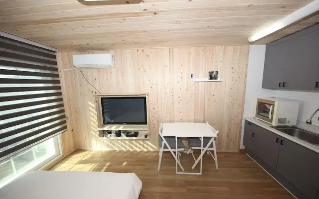Janguneomeo Park JeongA Pension