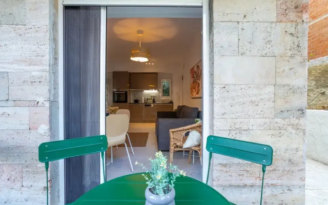 Renovated 2-bedroom Apt Near the Athenian Coast