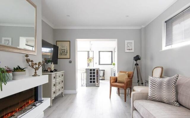 Seaside Serenity 3-bed Deck Garden Near Shore