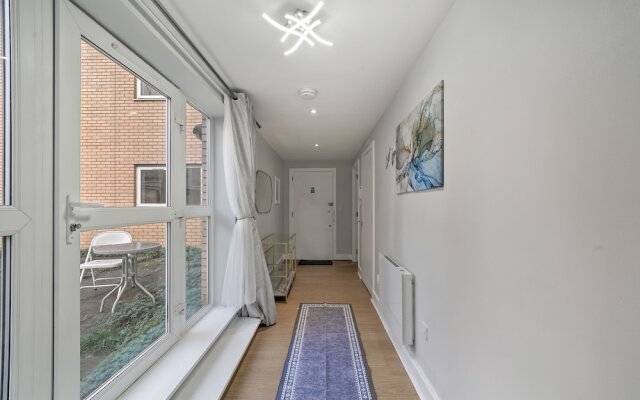 3br-sleeps8-canarywharf-cinemabedroom
