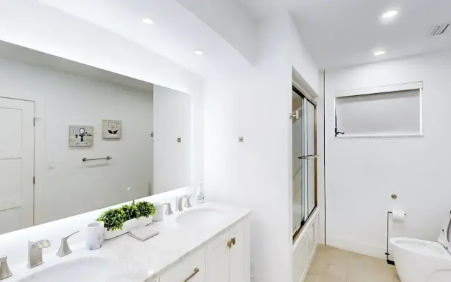 Villa Shapira 6BR Designer Home w Pool