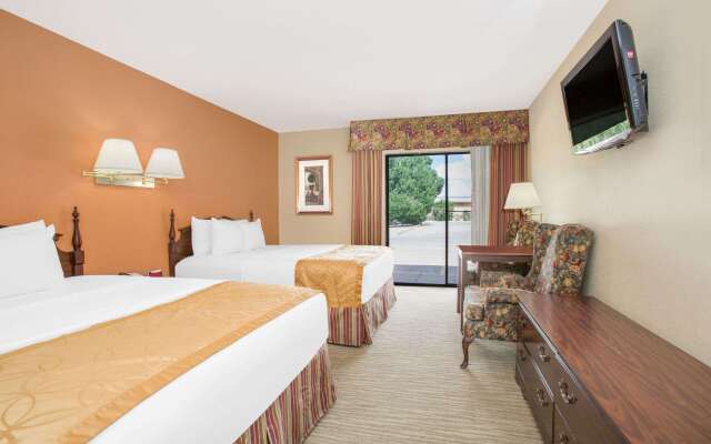 Days Inn & Suites by Wyndham Red Rock-Gallup