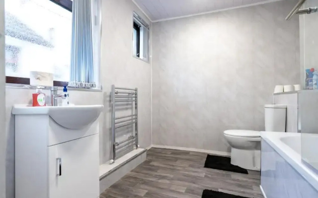 4-bedroom- Stoke-on-trent Sleeps 8- pet Friendly
