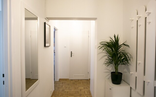 oompH Warsaw Center Well Designed Apt