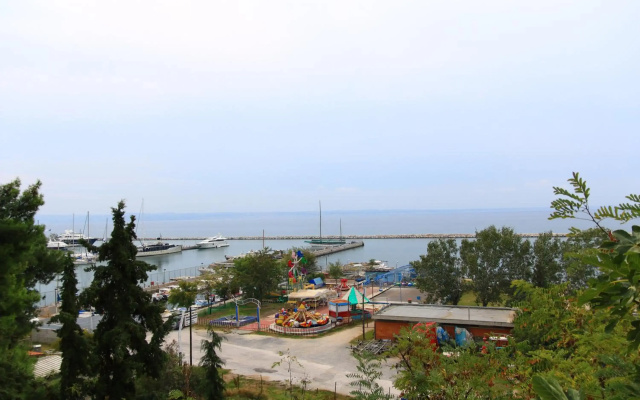 Apartment with marina view