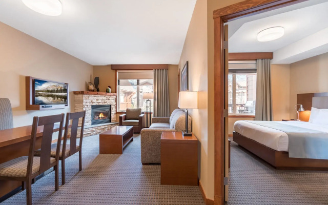 Falcon Crest Lodge by CLIQUE