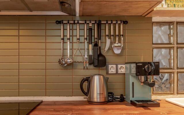 That 70's Apartment ~ Top Center with Balcony