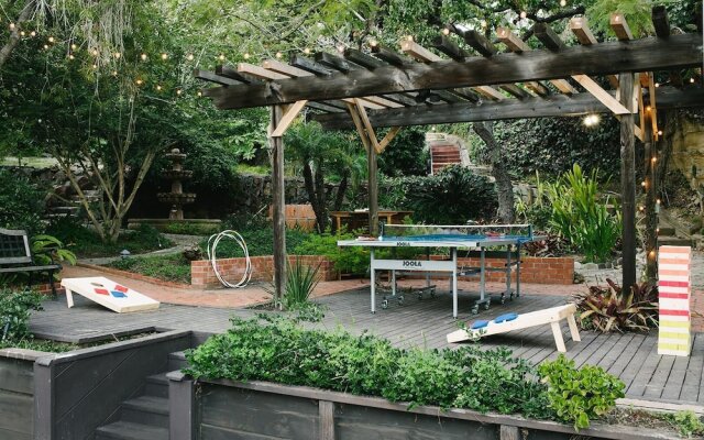 Frida by AvantStay | Sleeps 16! Prvt Estate w/ Tennis Ct & Mins to Beach!