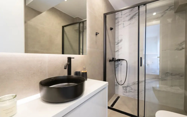 Luxury Apartment near Floisvos Marina