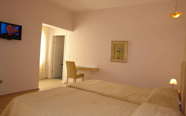 Theranda Hotel