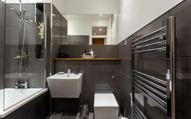 Spacious 2 Bedroom House Near The Meadows
