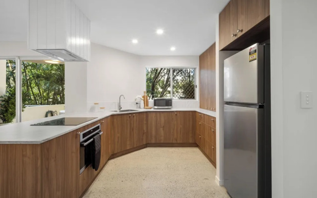 Burleigh Breeze 2 Bed Beach Walk