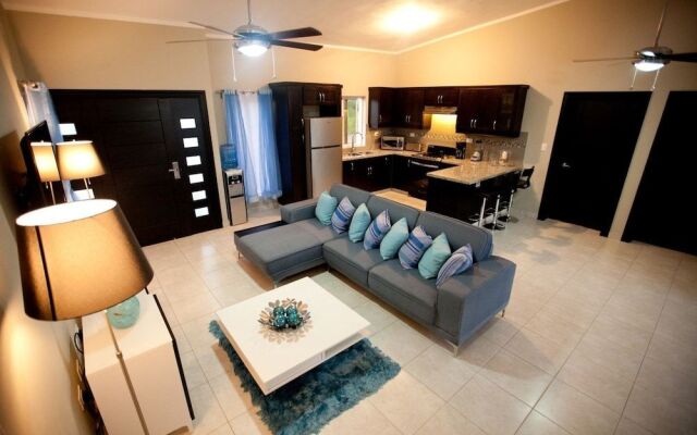 Stylish 3 Bedroom w/ Covered BBQ Area by the Pool