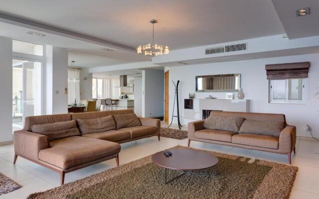 Contemporary, Luxury Apartment With Valletta and Harbour Views