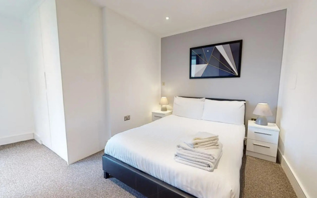 Comfy Two Bedroom One Bath Apartment in Limehouse