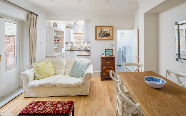 JOIVY Homely 2 Bed Riverside Flat with Patio in Hammersmith