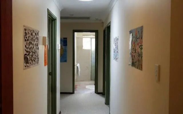 Eleebana Guest House