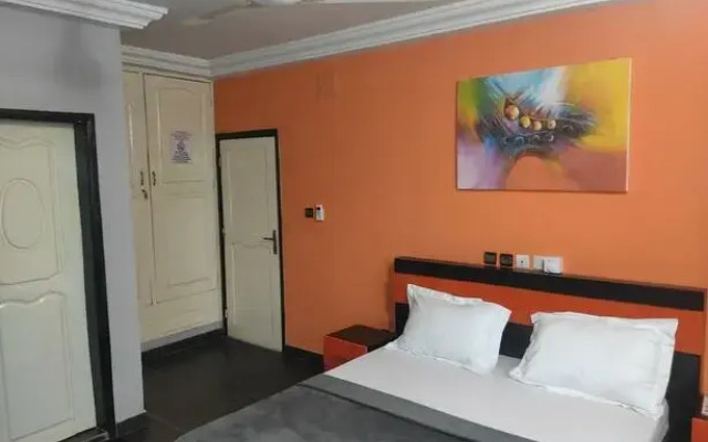 Royal Blue Guest House & Bar