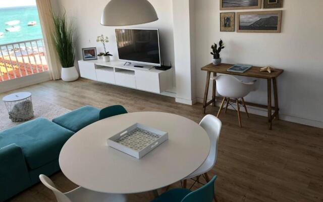 Modern And Bright Apartment With Sea Views