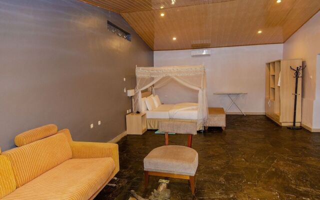 La Villa Cafe & Suites