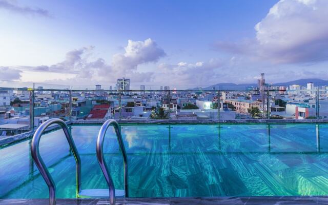 Lyn's Hotel & Apartment
