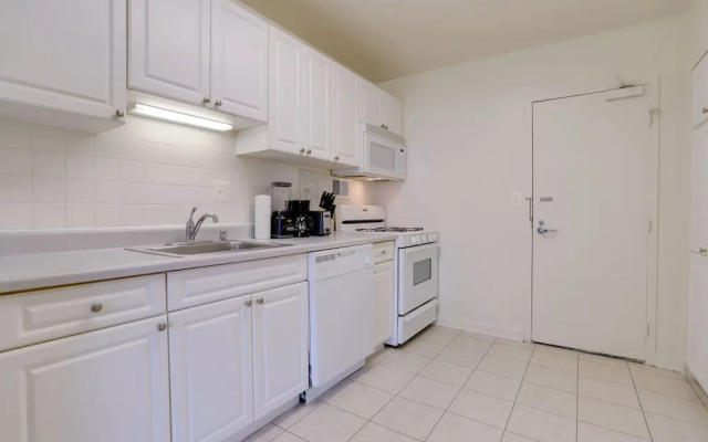 Stylish Condo in Crystal City