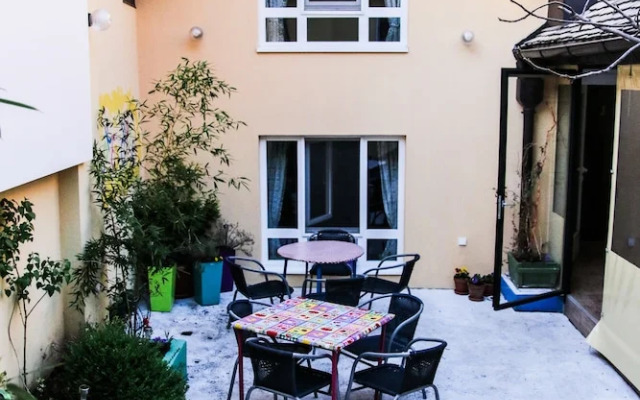 Varad Inn Hostel and Cafe