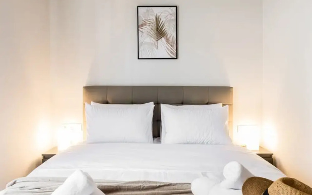 Spacious and Sunlit Seaside Flat