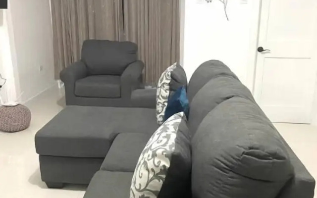 Modern Luxury 1BR Condo in Kingston