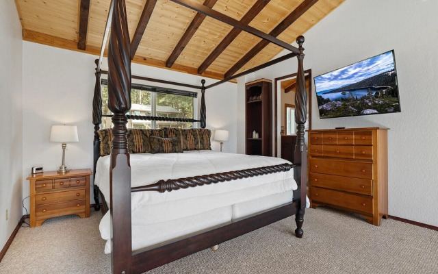 Hall Court Manor - Hot Tub, Pet Friendly, Pool Table!