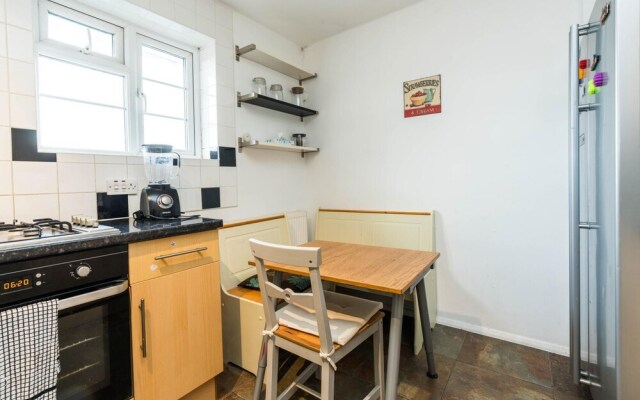 Bright and Comfortable 2 Bedroom Flat Oakwood