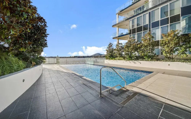 Canberra Lakefront 2-bed With Pool,