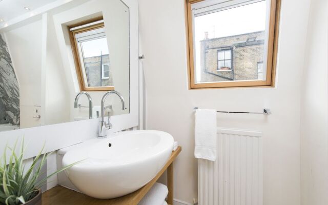 Quirky 2BR Mews House in Popular Earls Court